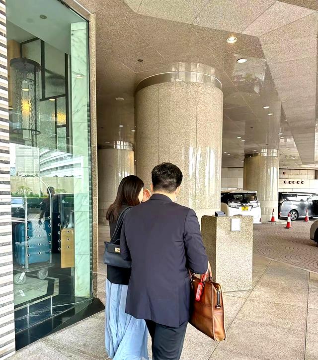 郭晶晶百万礼服,郭晶晶霍启刚的婚礼蓝色礼服