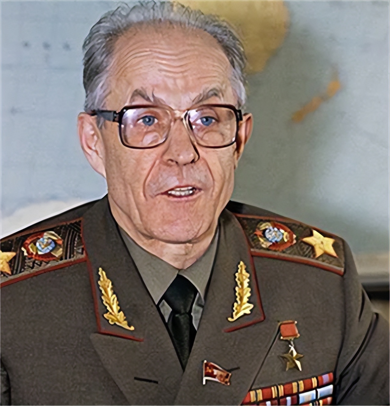 91年苏联解体，苏联元帅坐在窗台前自缢，留下的5封遗书道尽绝望