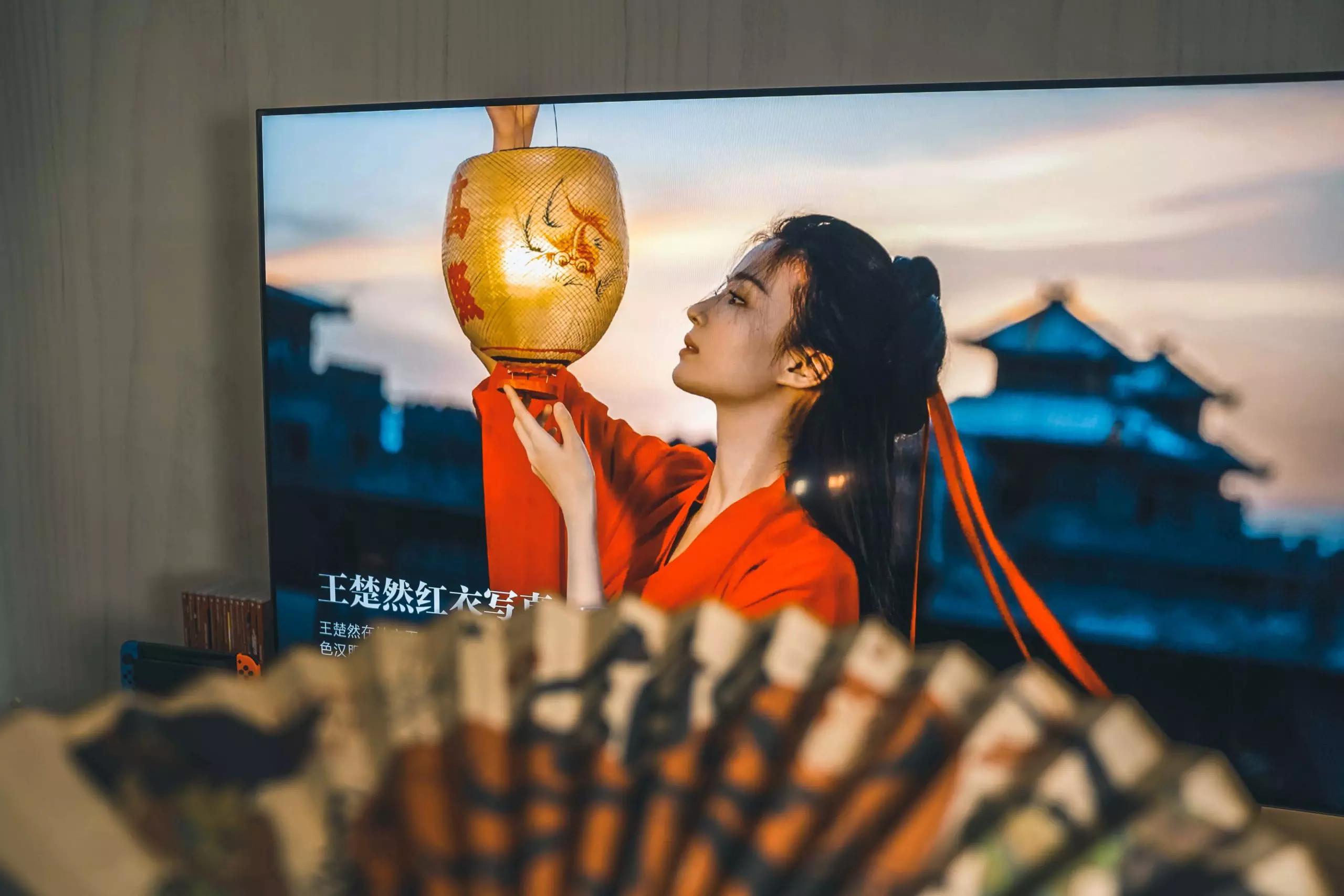 小米6oled55寸电视效果图,居家看电视氛围