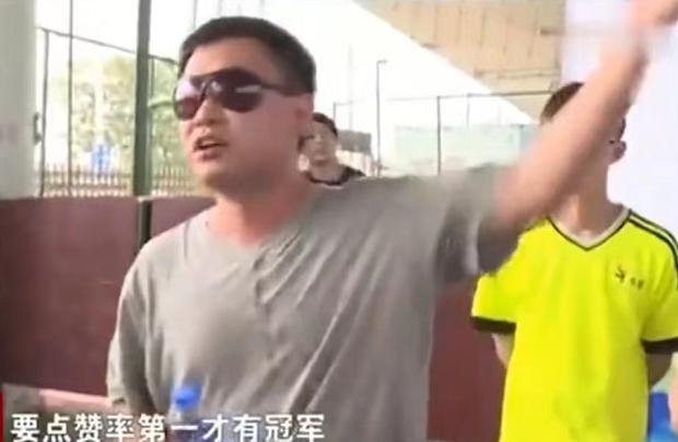 孩子比赛输了父母接受不了,孩子靠实力赢得足球冠军