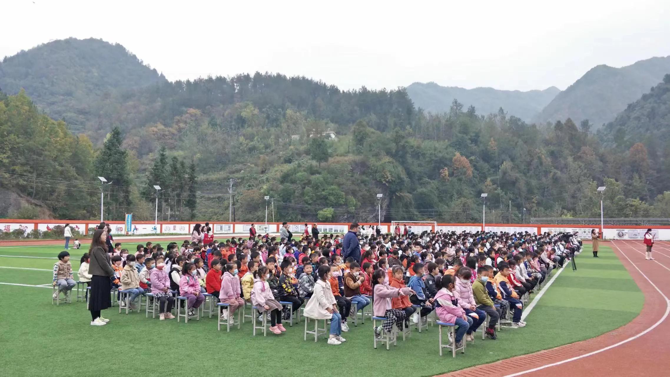 爱心人士向学校捐款仪式,爱心企业到特殊教育学校开展捐赠