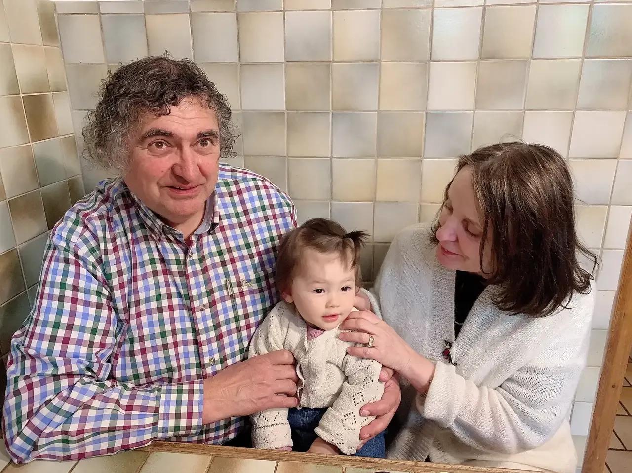 80后*疆新**美女闪婚法国老公，生下一个混血儿，第一次见面就要娶她