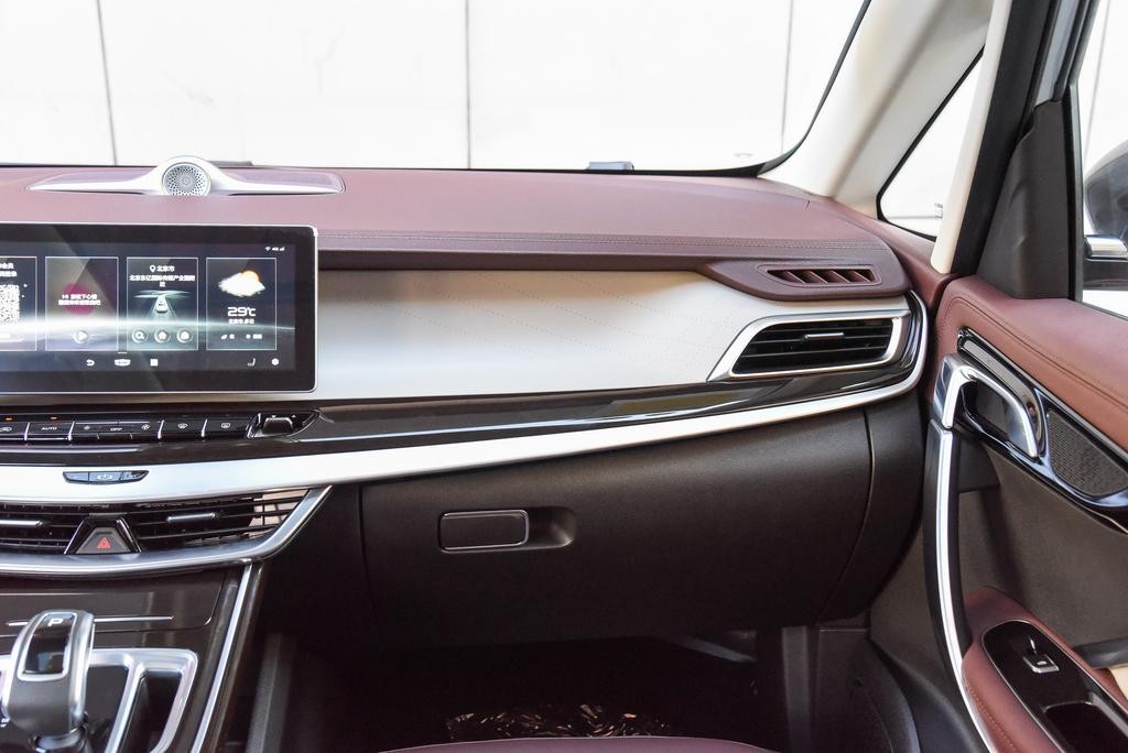 实拍2022款吉利嘉际,搭载1.8T+7DCT动力,六座布局,值得选吗?