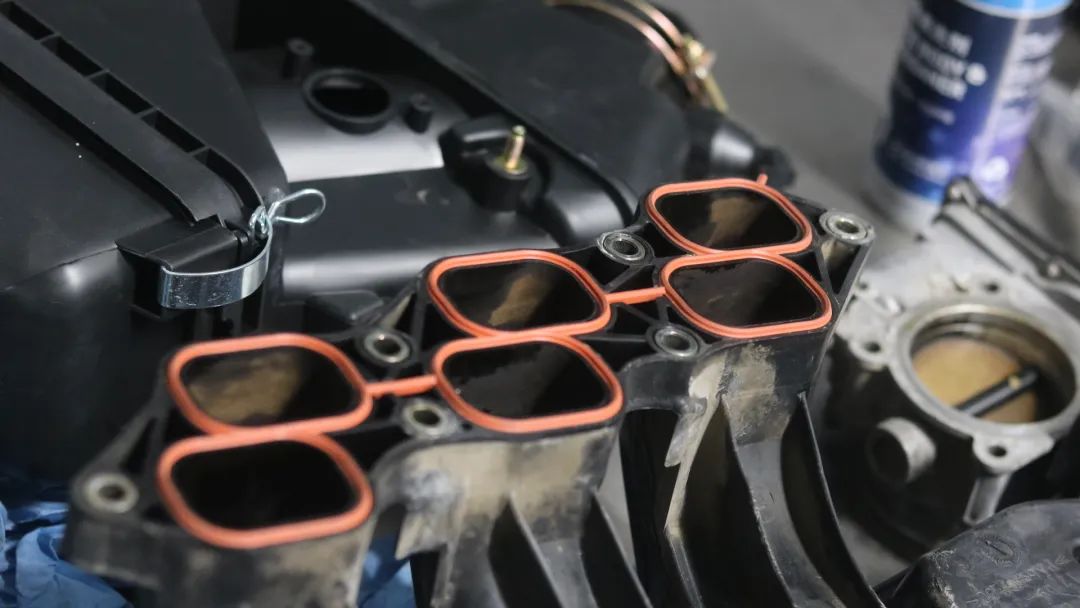 2003年的丰田老霸道，33万公里“车况残旧”，翻新复活变新车