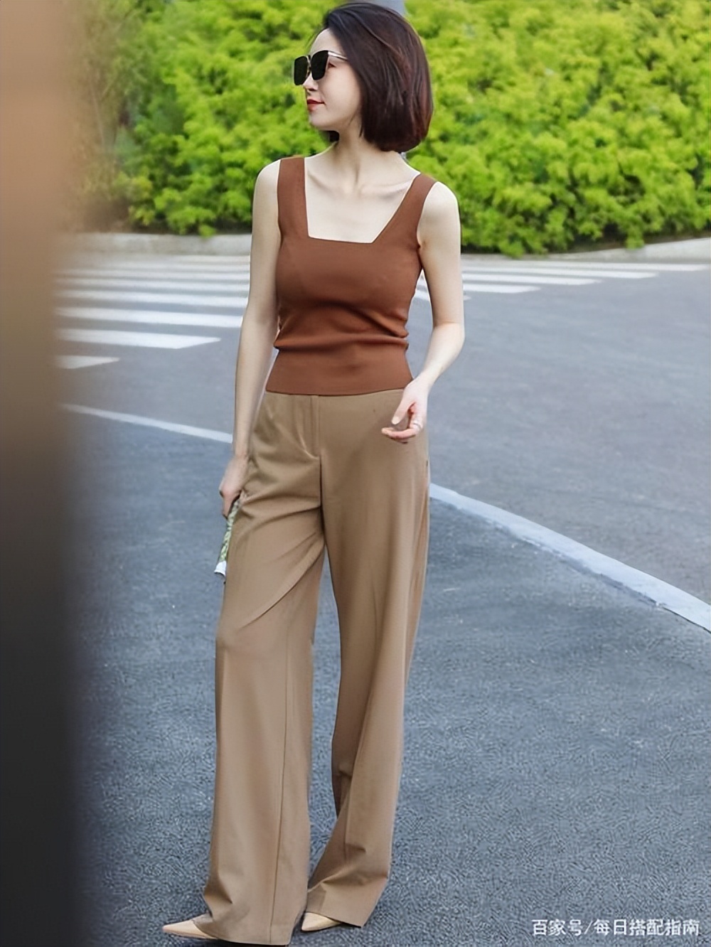 夏日裤装的搭配让你清凉又时尚,短款上衣搭配阔腿白裤子