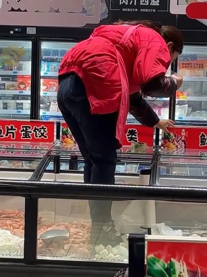 超市回应员工脚踩食品,大润发回应员工爬上冷柜脚踩冻货