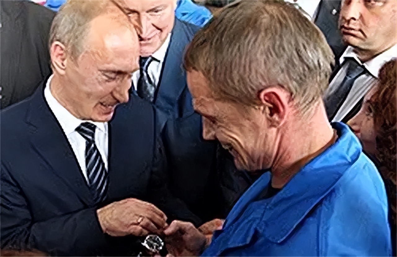 2009年普京上工厂视察，一工人开口就要他的手表，后来怎么样了？