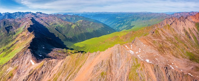 那件红色胸衣和*裤内**，在他们心中已是一面旗，成为茶余饭后的谈资