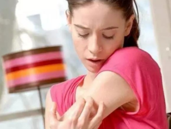 神经性皮炎喝过中药后为啥更痒,手越抓越痒是皮炎还是真菌感染