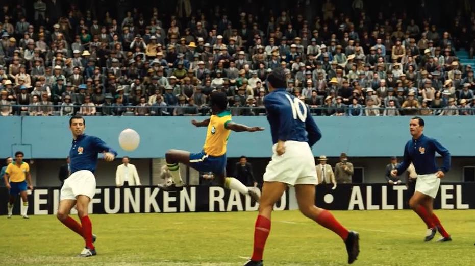 从光脚踢布条缠成的足球到成为球王，我用这部7.7分的电影缅怀他