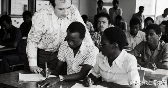 黑人留学生疯狂“*艳猎**”苏联女郎，遭苏联青年狂揍，引发黑人运动