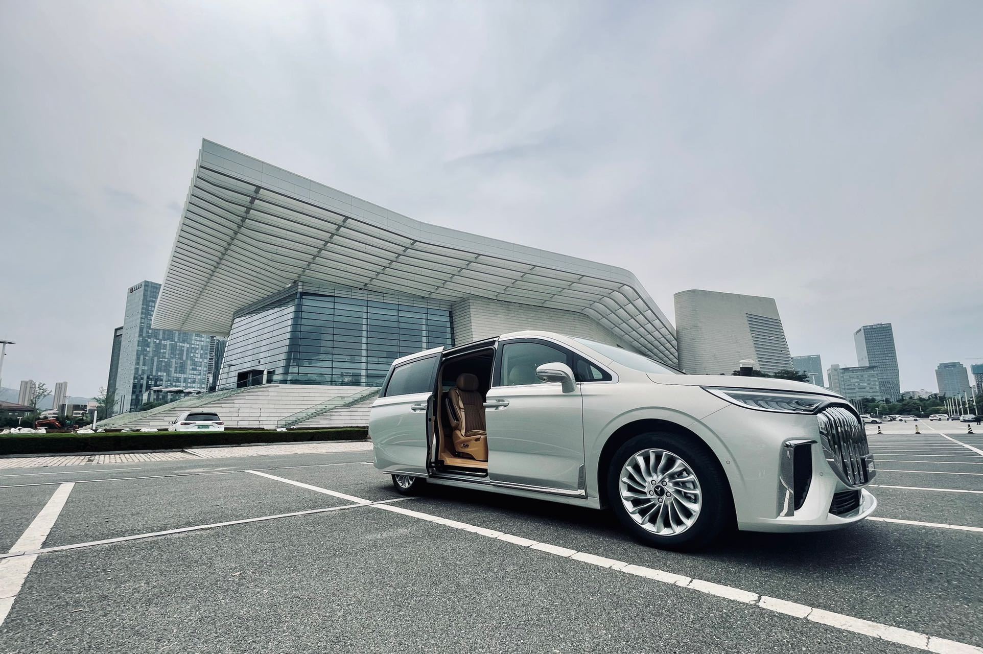 岚图梦想家mpv插电混动深度试驾,新款岚图梦想家mpv混动版值得买吗