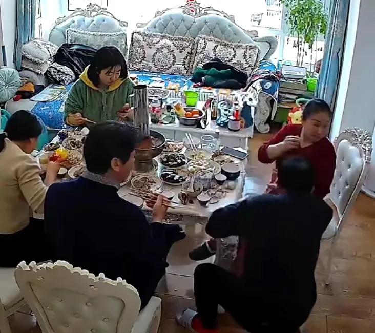 爷爷夹菜孙子移走凳子致爷爷摔倒,孙子拿走凳子爷爷摔倒