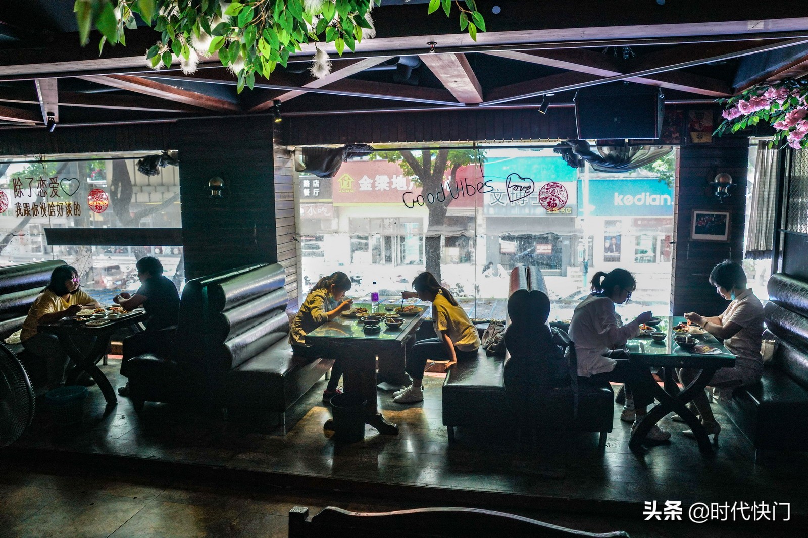 酒吧变身“高考驿站”爱心善举获市民点赞