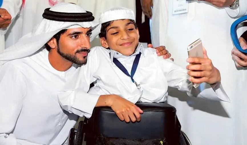 世界杯开幕式的小矮人是谁,世界杯开幕式没有腿的男人