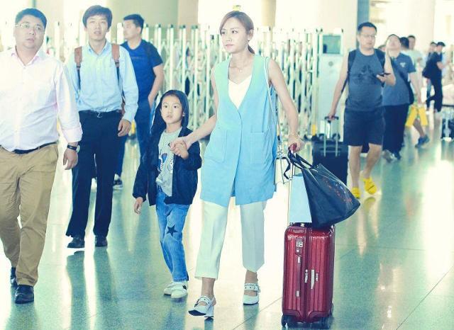 叶一茜穿高腰西装,叶一茜穿蓝色的瘦裤子