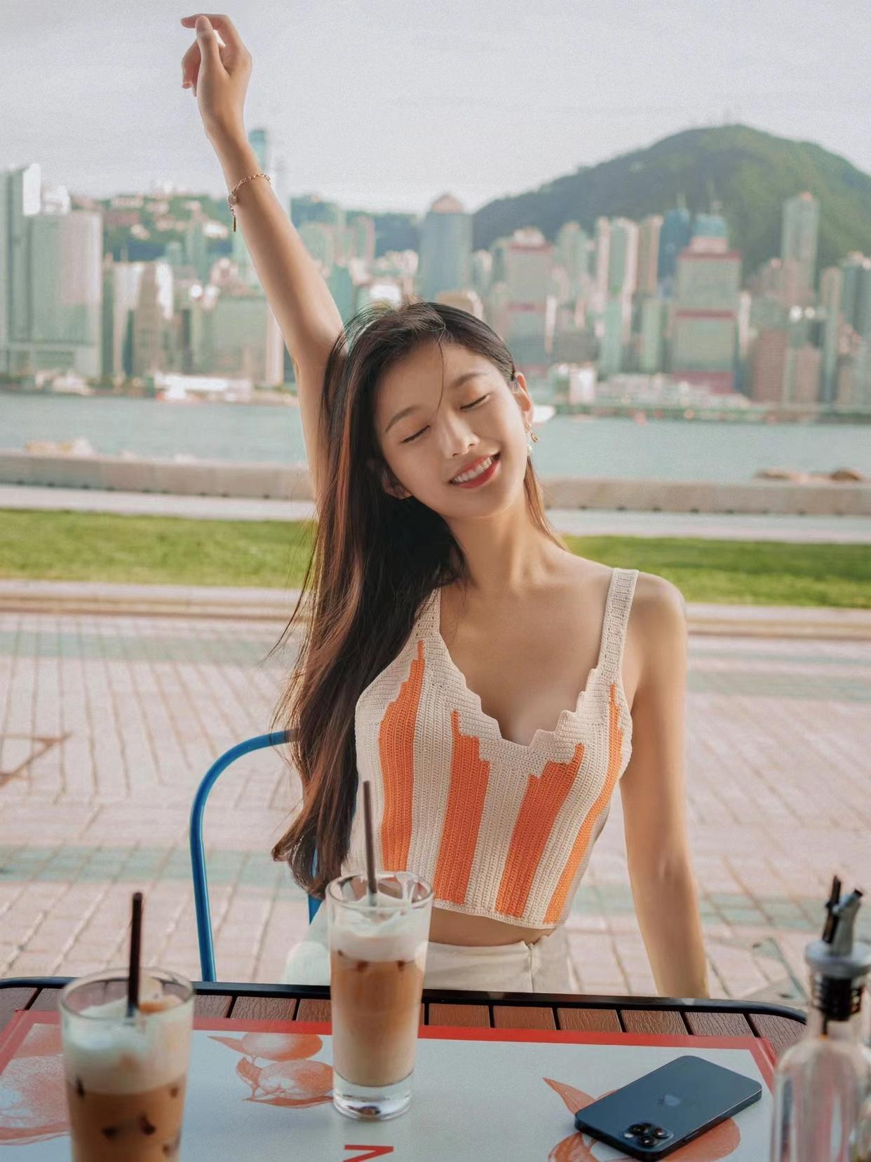 10秒教你学会摆拍再也不用剪刀手,16个摆拍动作告别剪刀手