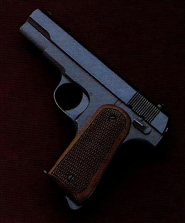 鬼子军官只用王八盒子？当然不是，其实枪套里另有乾坤