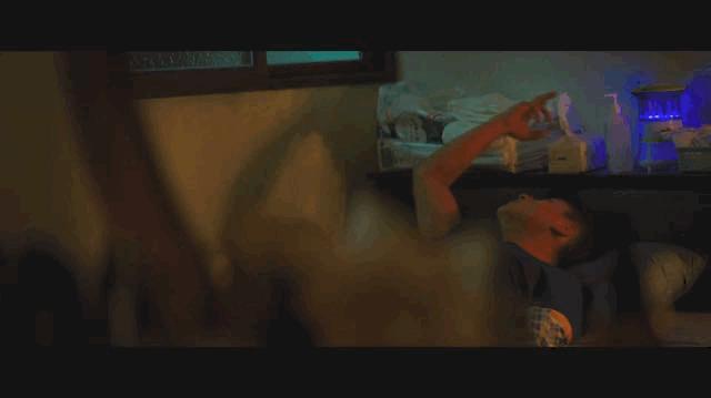 弑亲、卖肉、*拍偷**，尺度爆表，如此生猛的华语片，惊到我了