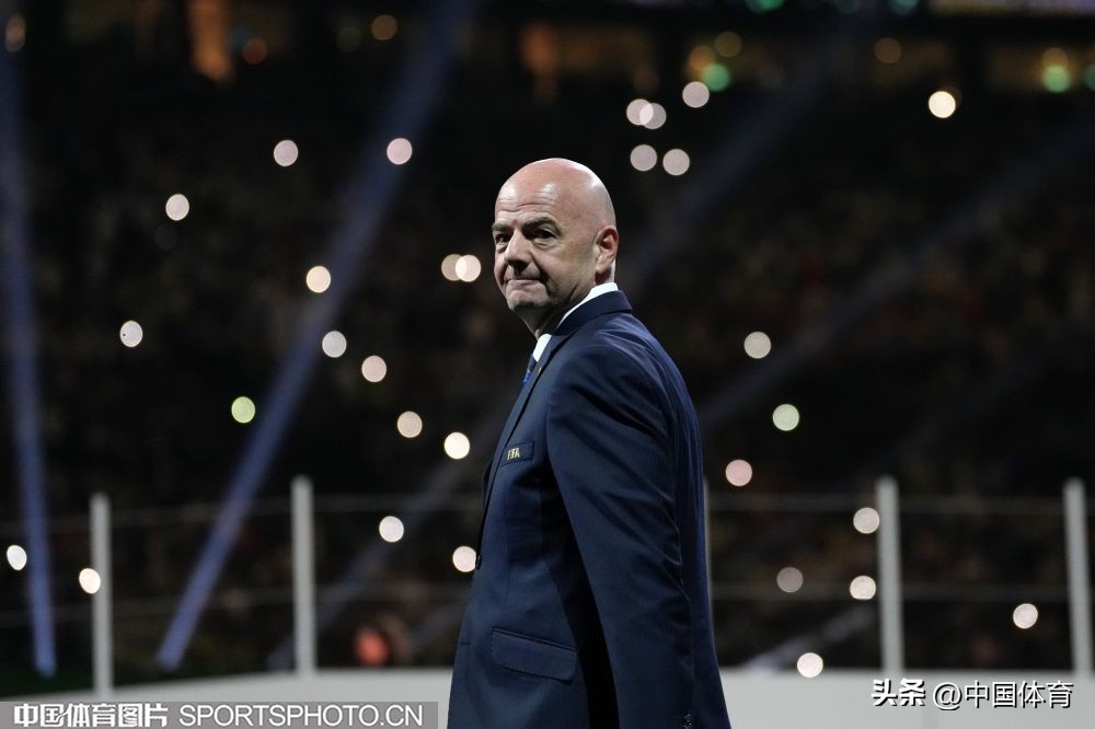 卡塔尔世界杯阿根廷捧起大力神杯,卡塔尔世界杯阿根廷大力神杯