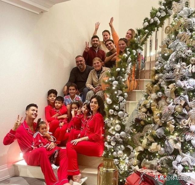 跨年夜热闹！C罗搞笑全家福，大罗搂嫩模，小贝与10岁女儿亲嘴