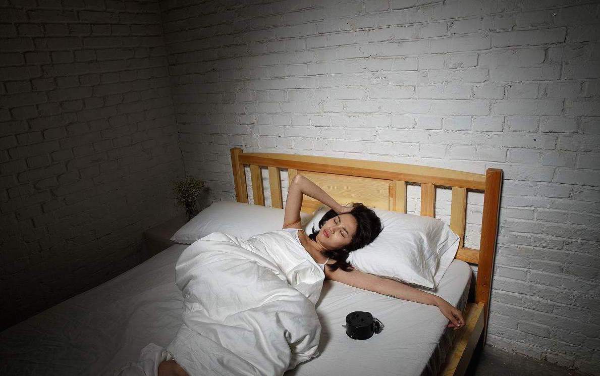 “老棉被睡得香”实锤？研究：盖重被子4周，失眠严重指数下降50