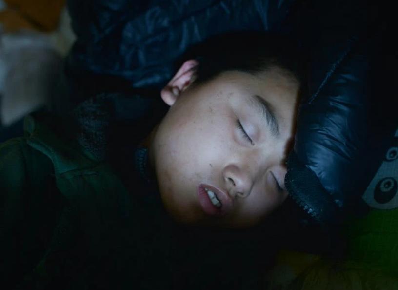 8岁男孩被锁在笼子里,七岁男孩被父亲锁笼子1年多