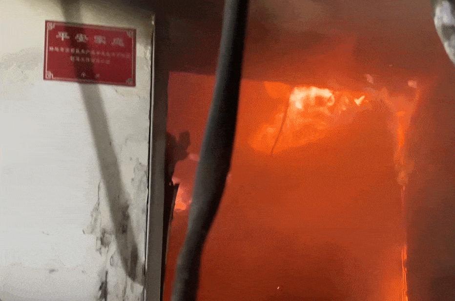 充电宝一边充电一边玩手机安全吗,充电器还是充电宝给手机充电安全