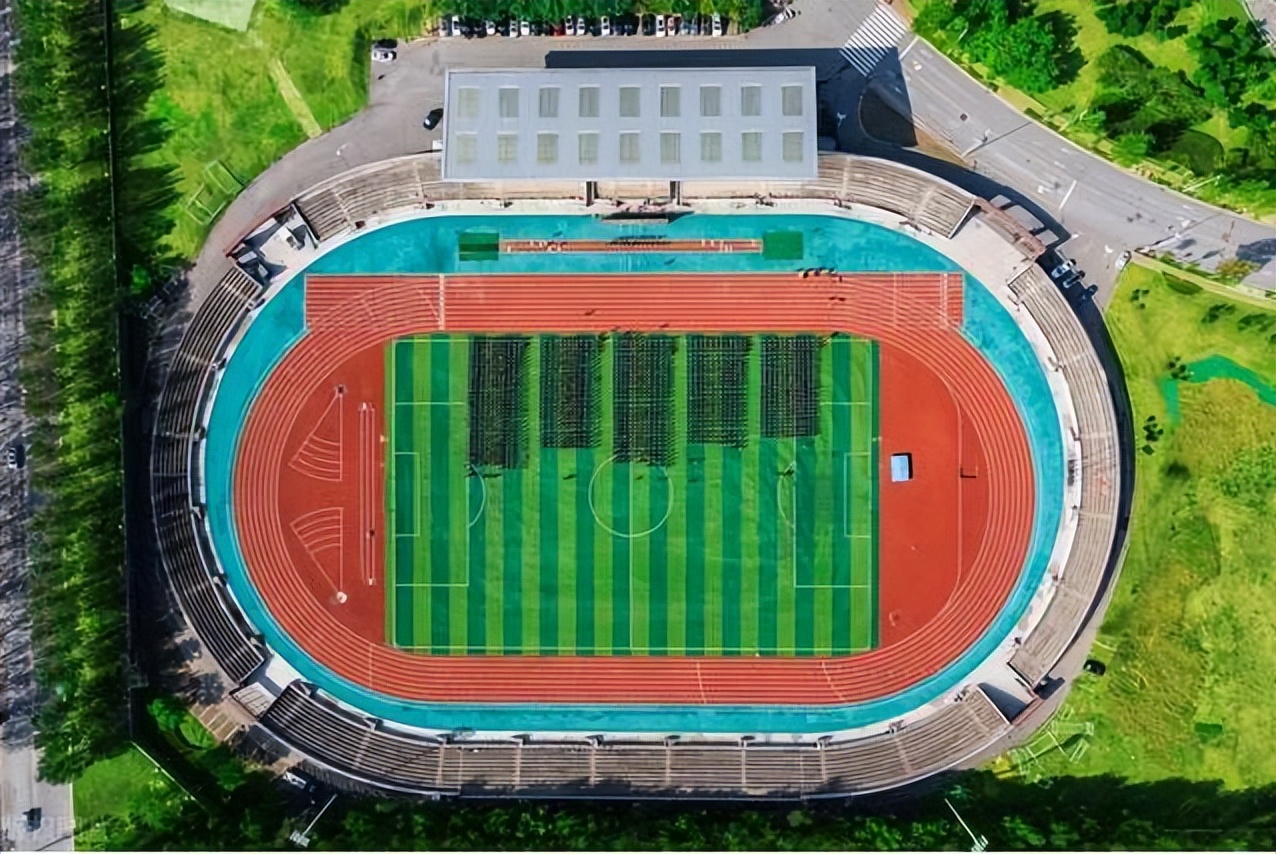 人造草坪对地面基础有什么要求,人造草坪的铺设