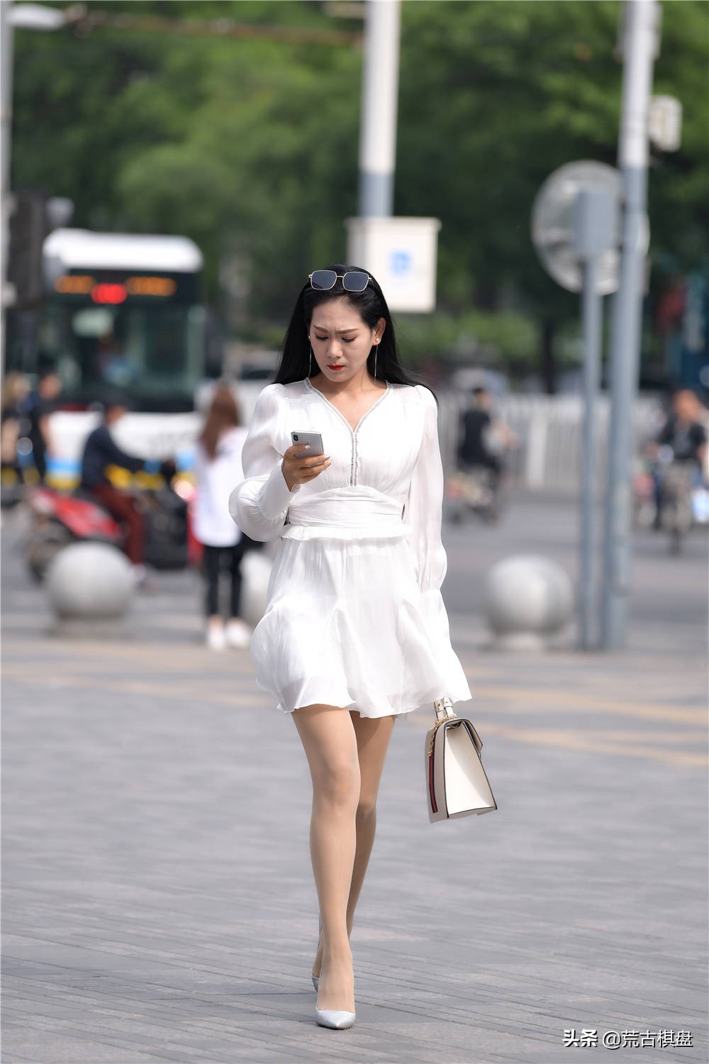 连衣裙应该搭配的皮质小白鞋,尖头粗跟鞋配白色连衣裙