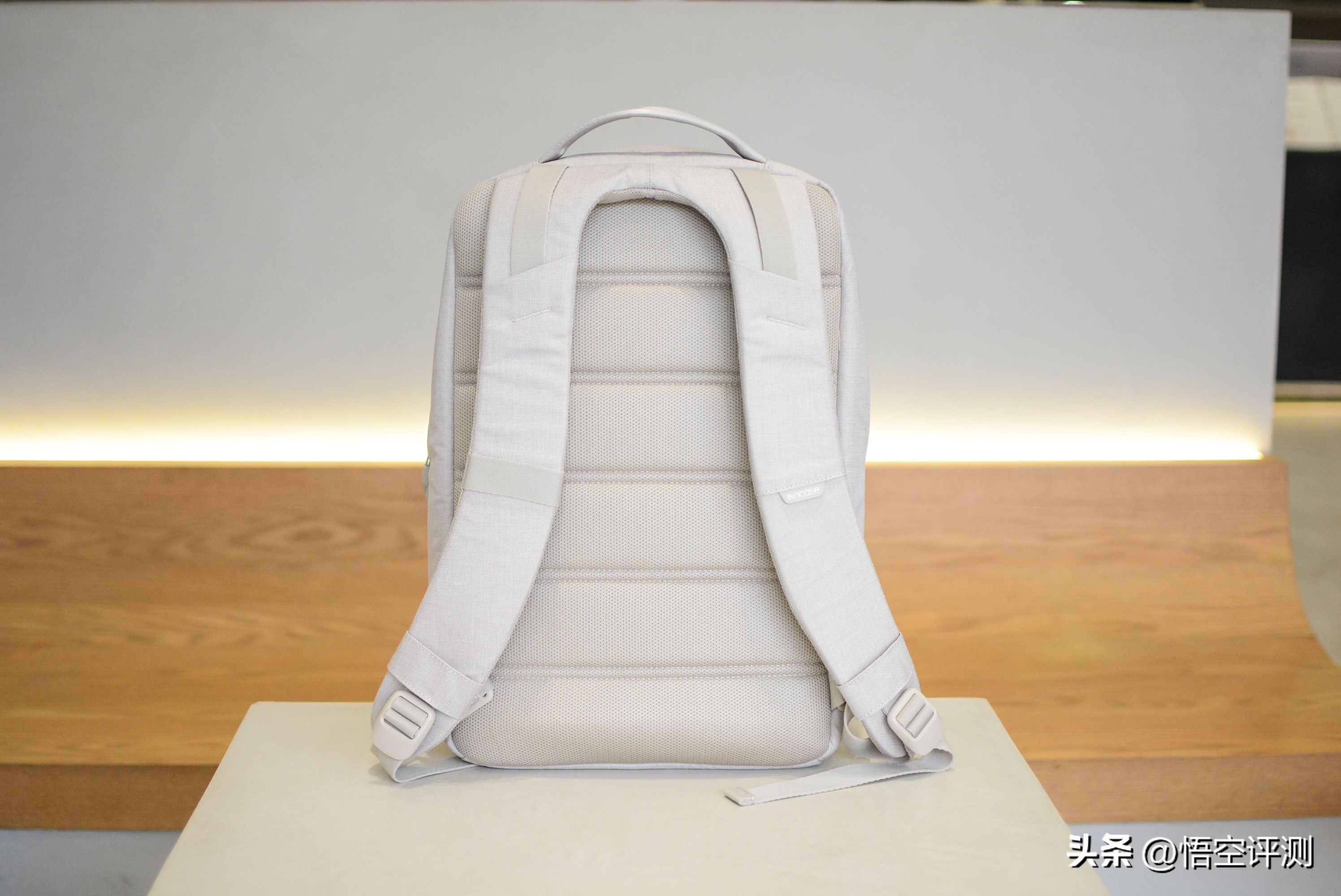 高颜值+多格收纳：进驻苹果商店，INCASECity双肩背包评测