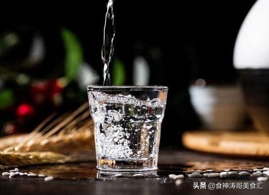 推荐几款性价比高的白酒过年送礼,啥样的白酒好喝还不贵过年送礼