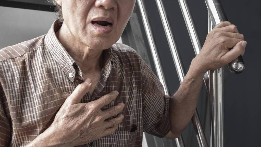 左胸口隐隐作痛一阵阵刺痛几秒,左胸老是刺痛几秒是心脏病吗