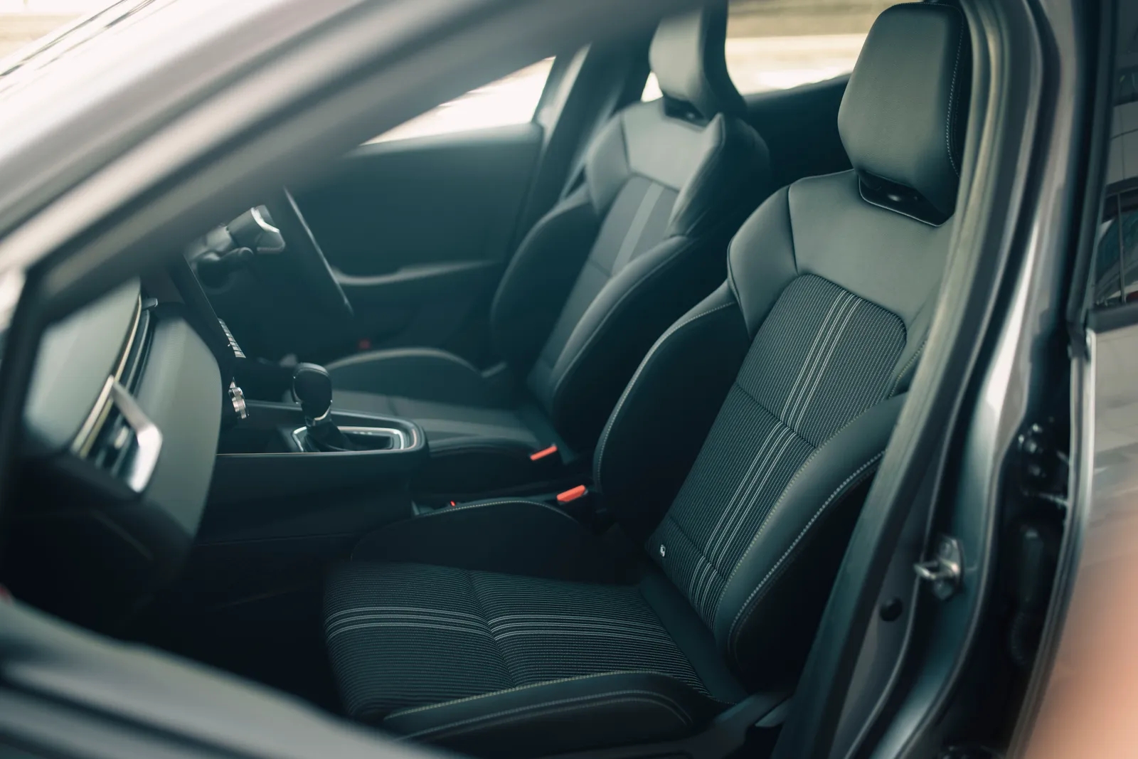 雷诺lutecia新款,法国雷诺汽车试驾