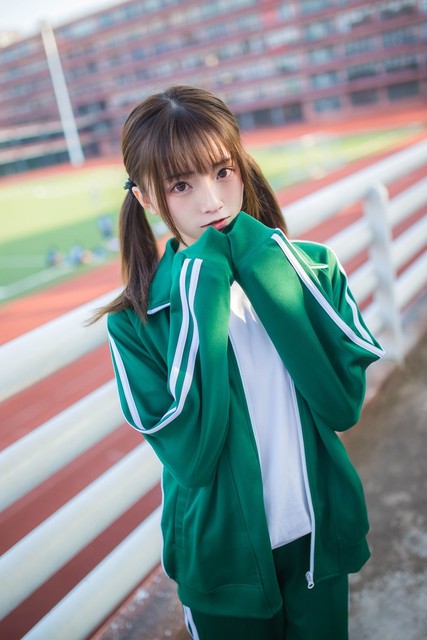 女人这么做，是让你快点泡她，别傻愣愣的！