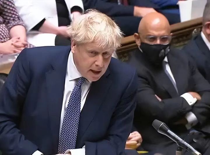 端碗吃饭放下碗就骂娘,端碗吃饭放下筷子骂娘是什么意思