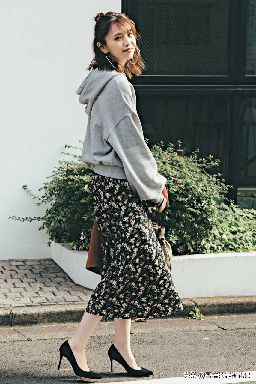 卫衣半裙春日巨火穿搭,卫衣半裙早秋这样穿时髦又简单