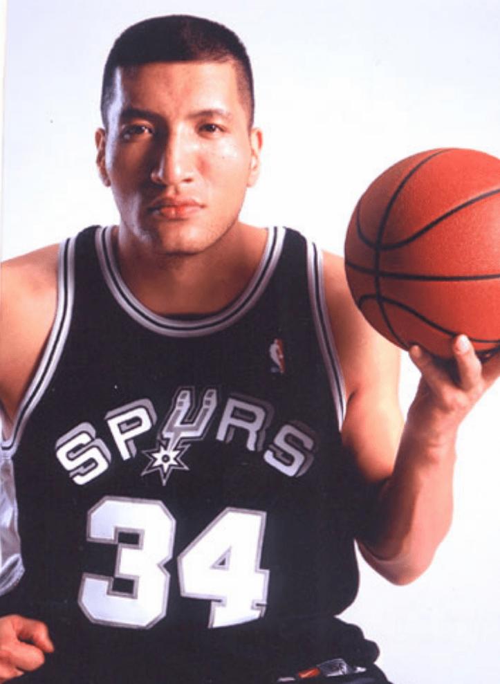 盘点cba历史十大中锋,cba总决赛姚明51分21篮板