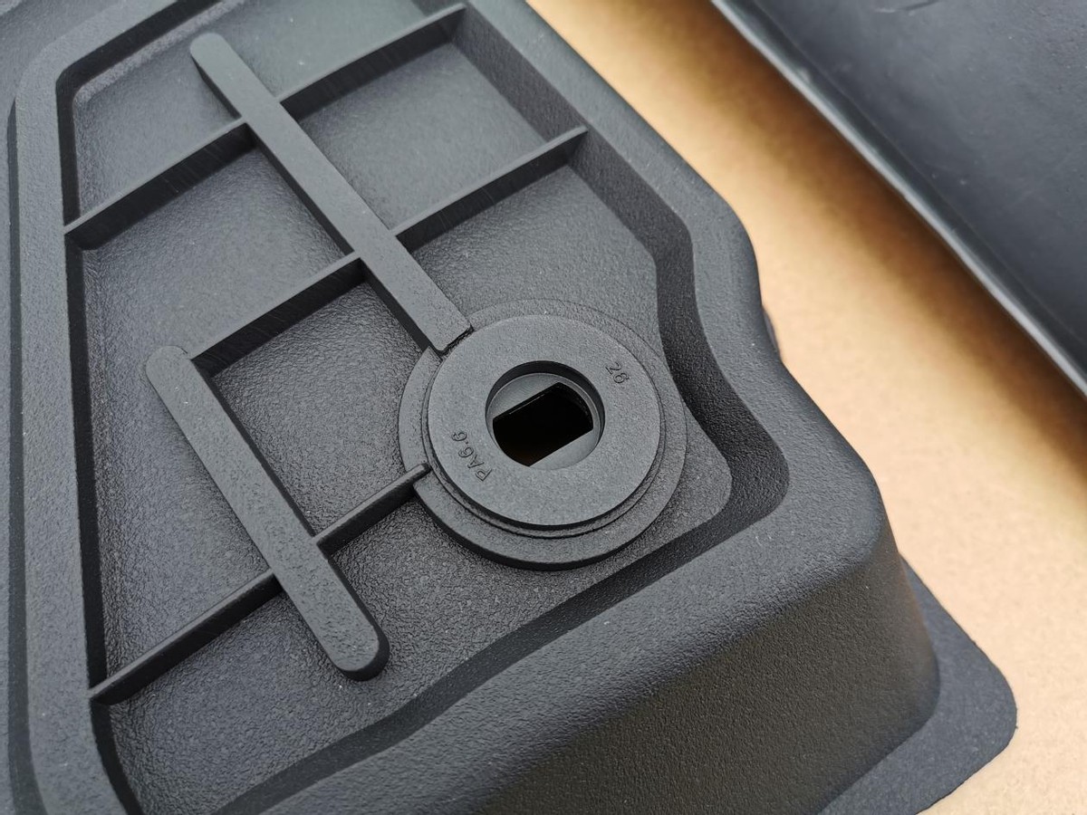 汽车里一股臭脚味,汽车脚垫有臭味怎么消除