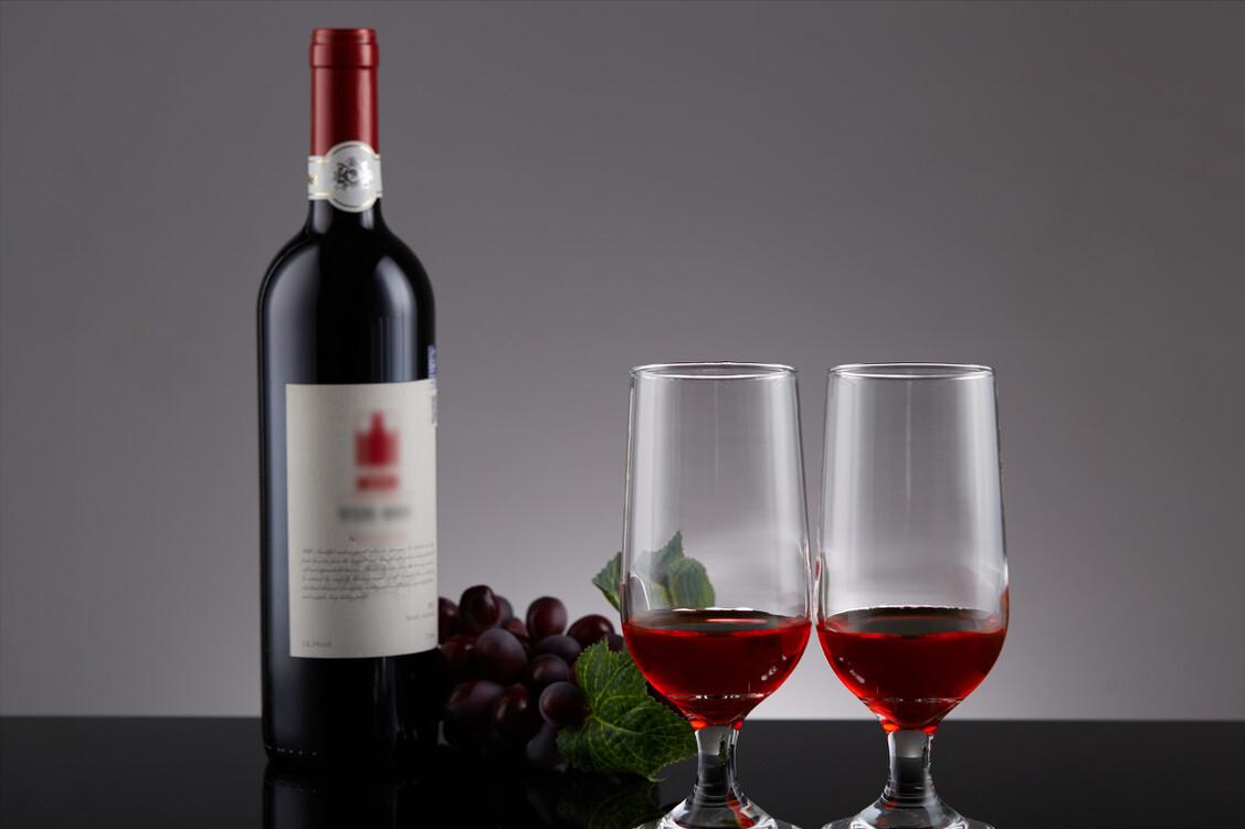 生意做了五年没有起色,靠卖红酒赚一个亿