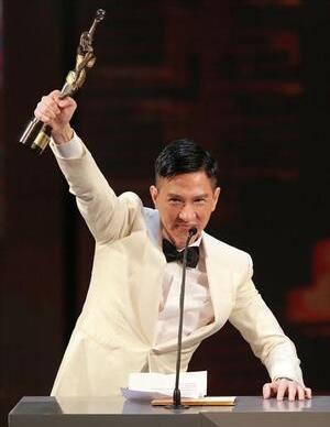 割完单眼皮就好事不断的6位港星，成龙脱胎换骨，甄子丹迅速起飞