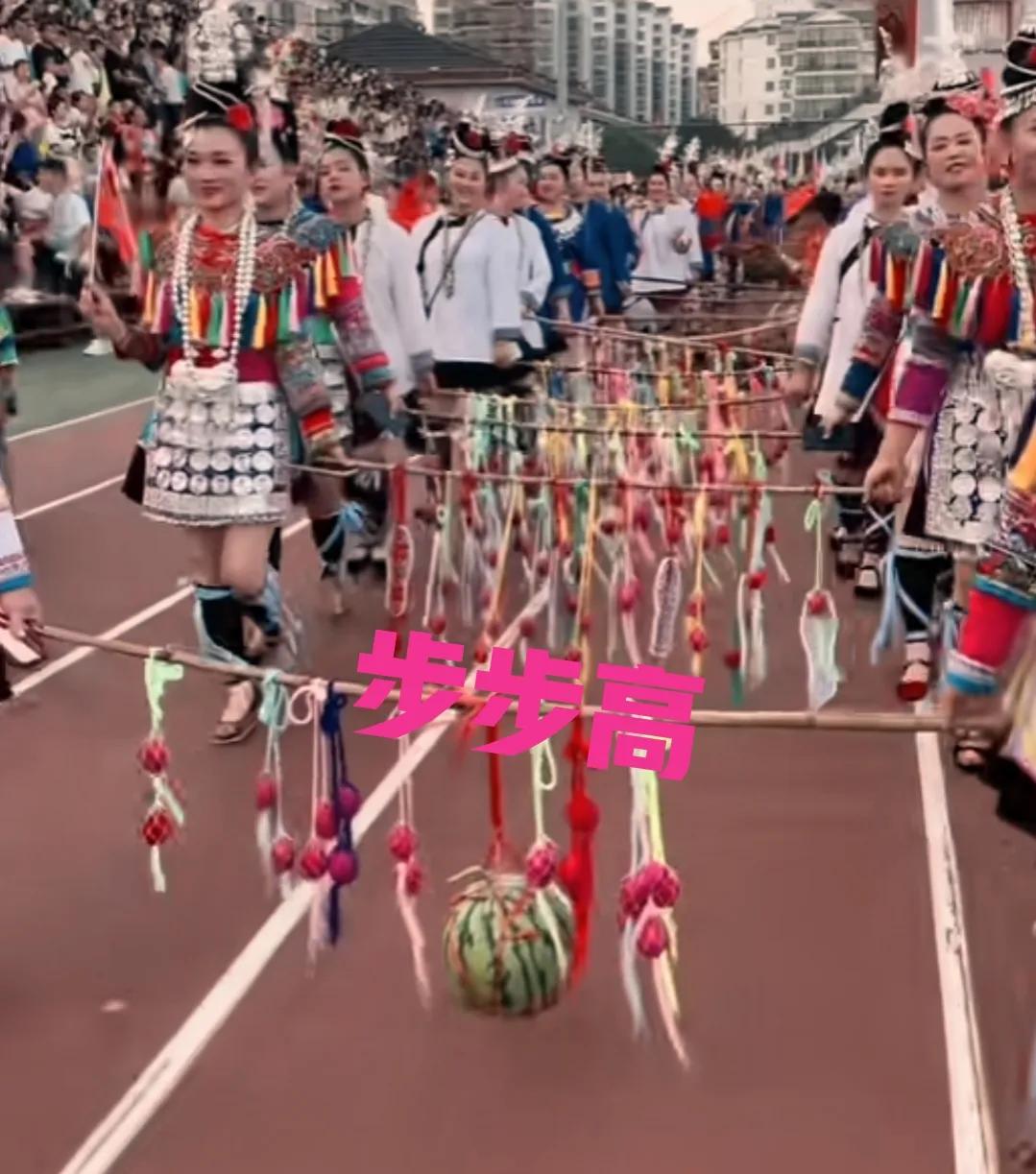 村超少数民族时装秀完整版,村超上演民族服装秀