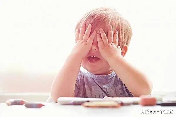 #爸爸给2岁女儿脱衣洗漱被骂流氓#！性教育太早也不好？