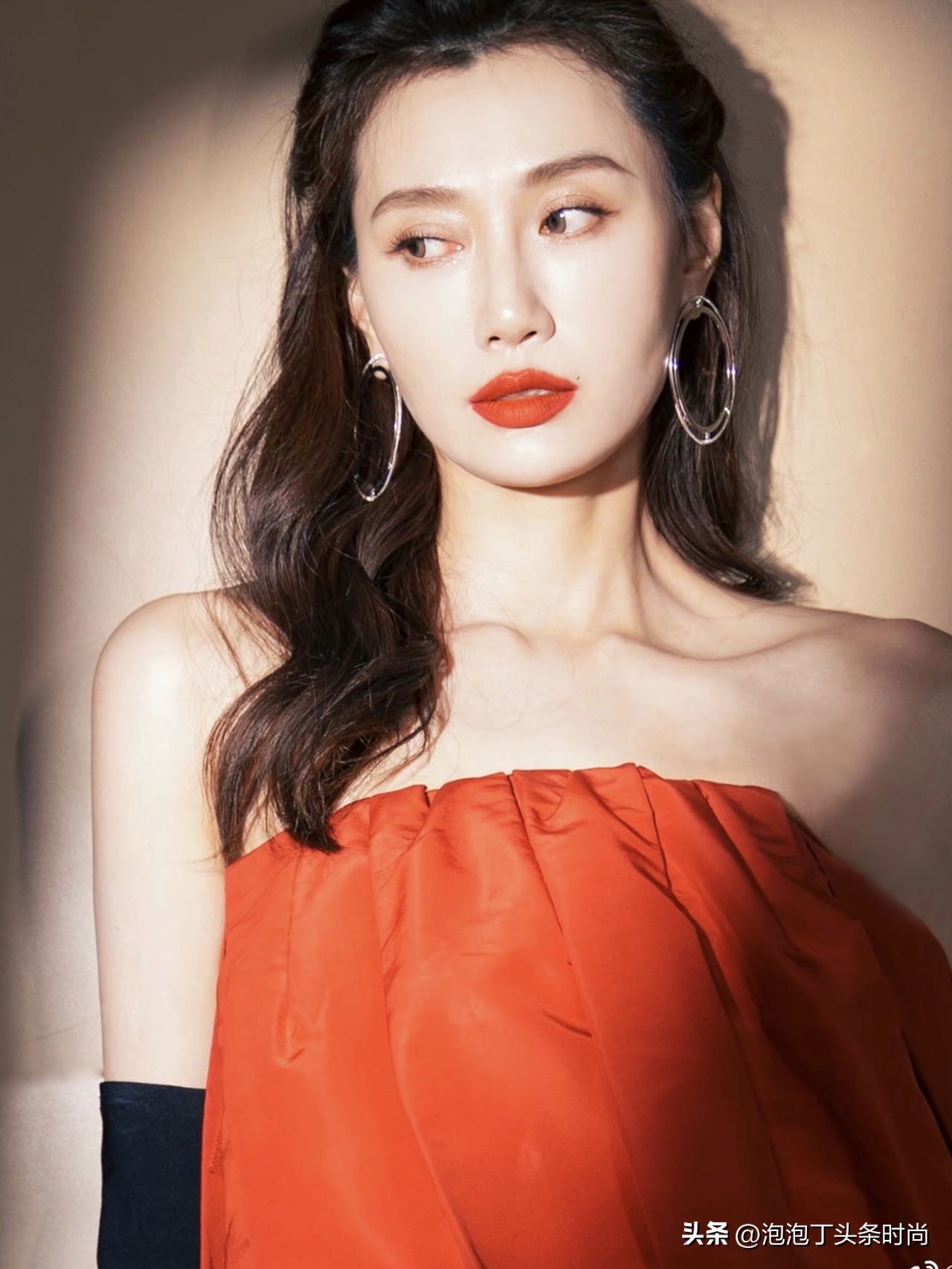 这是几个情况？身高1米82Ta，把男女明星秒变“小矮人”怎么看？