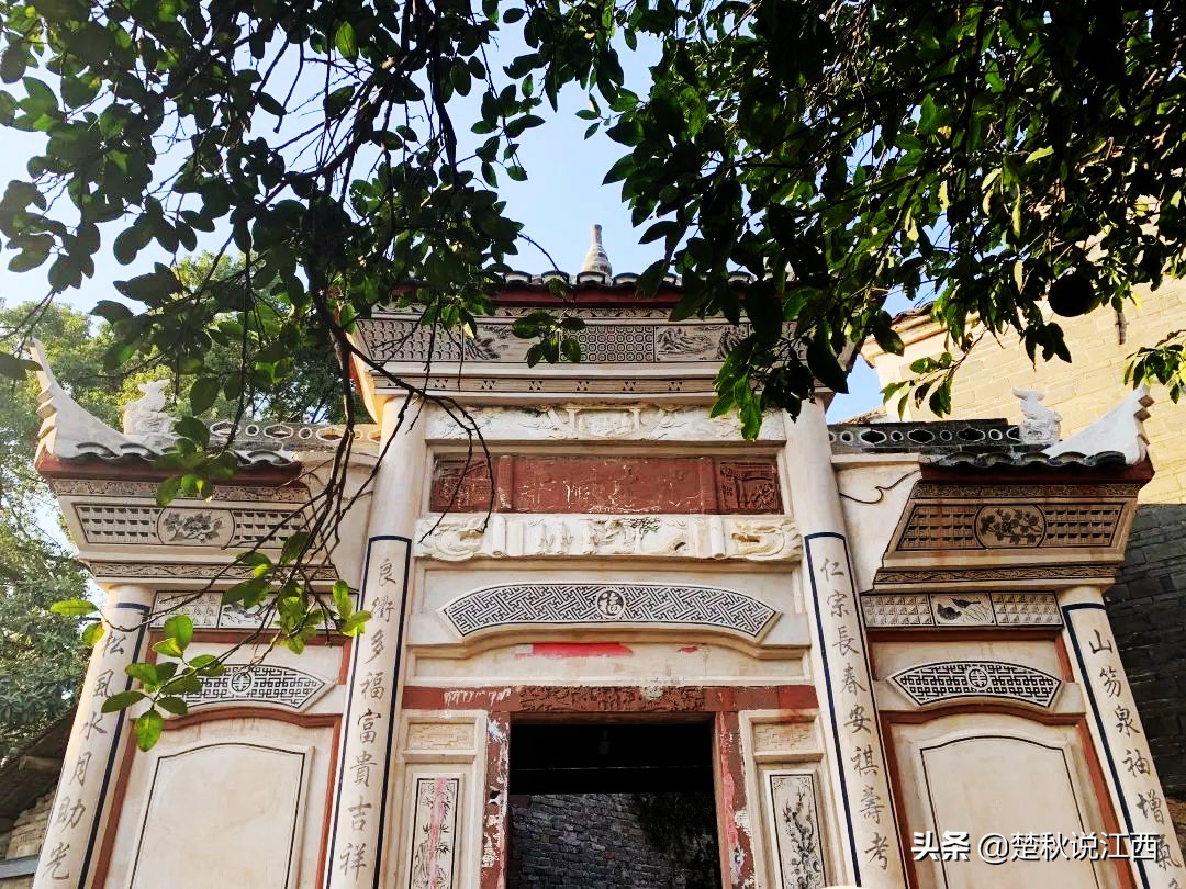 一个极具历史文化底蕴的古村,这个古村风景一绝