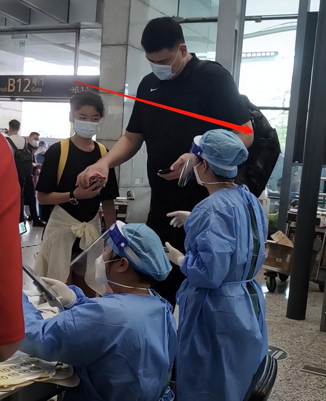 姚明和姚沁蕾身高近1米8,姚明12周岁的女儿姚沁蕾身高