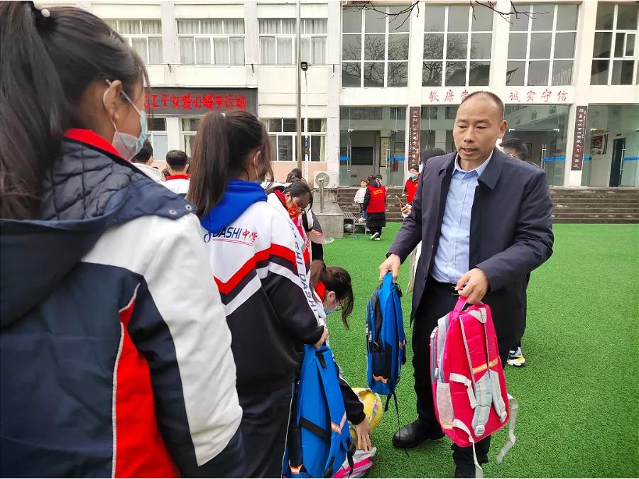 关爱困难留守儿童的暖冬行动,关爱留守儿童暖冬公益行