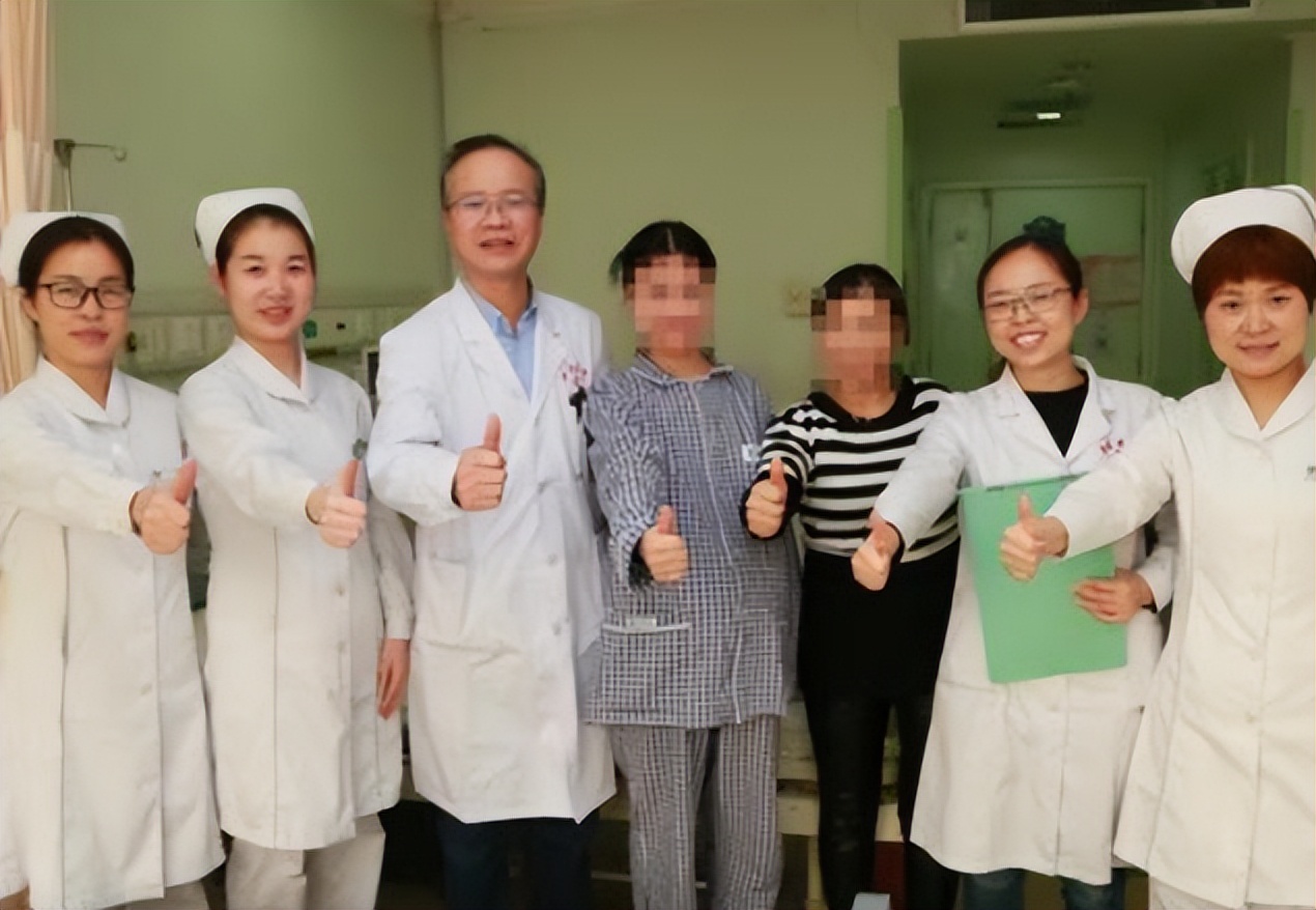 女人无子宫无卵巢,51岁女子试管生下4胞胎