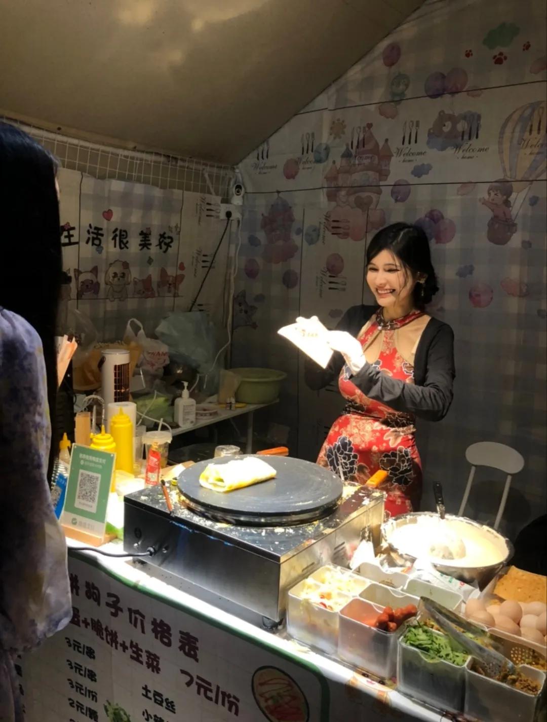 貌美“狗头萝莉”谈穿旗袍摊煎饼，曾被男友爆大尺度视频