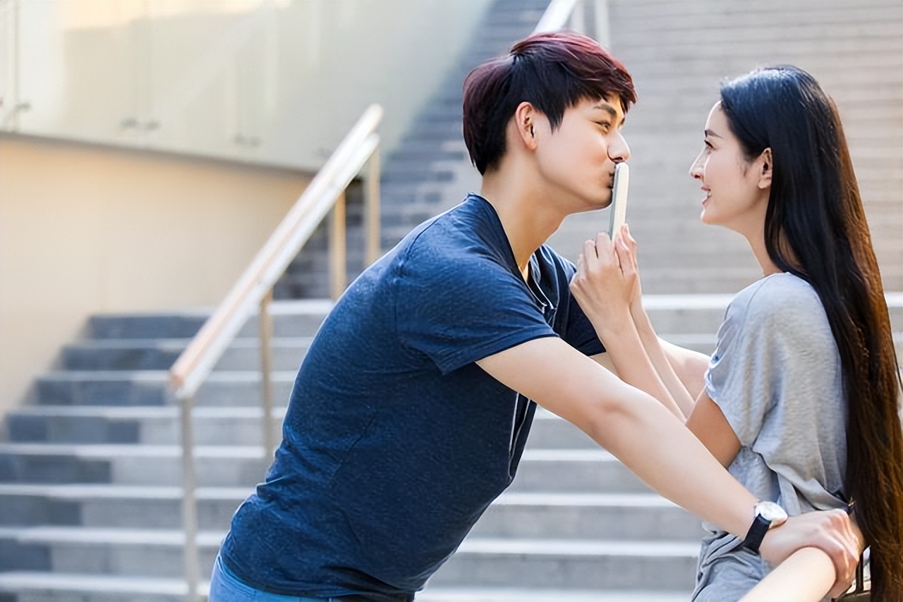 当代男生为何不主动追女生了,为啥大学男生都不愿追女生了